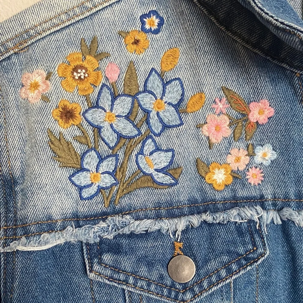 Linda Anderson Embroidered Floral Denim Button Front Jacket with Raw Hems. Large - Picture 4 of 10